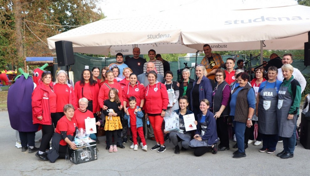 Zajednička fotografija članova prve tri ekipe koje su pripremile najbolji Ajvar / Compas.hr