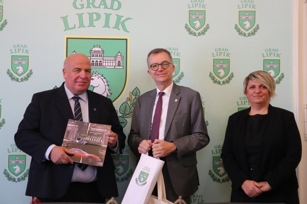 Gradonačelnik Lipika Vinko Kasana, veleposlanik Republike Italije NJ. E. Pierfrancesco Sacco, Lionella Brisinello, predsjednica Zajednice Talijana Lipika / Compas.hr