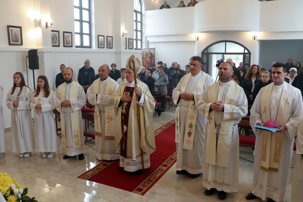 Požeški biskup msgr. Antun Škvorčević u nedjelju, 13. studenoga pohodio je Župu sv. Jurja Mučenika u Donjem Čagliću te predvodio euharistijsko slavlje i blagoslovio novoizgrađenu župnu crkvu sv. Jurja Mučenika. / Foto: Požeška biskupija