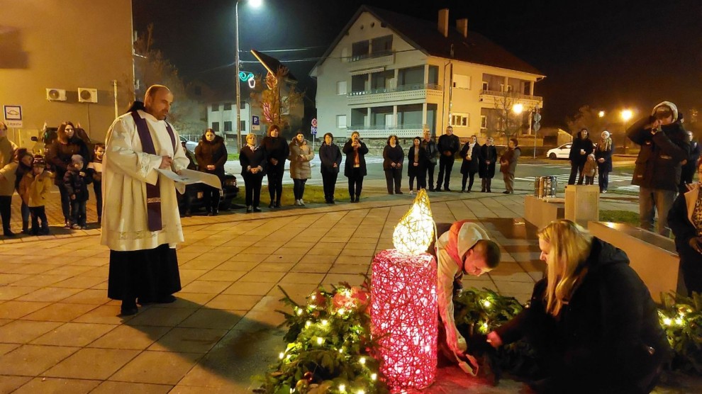 Prvu adventsku svijeću u Lipiku zapalio je maleni Ante Kolarević uz molitvu župnika Roka Ivanovića i prisustvo brojnih Lipičanki i Lipičana / Compas.hr