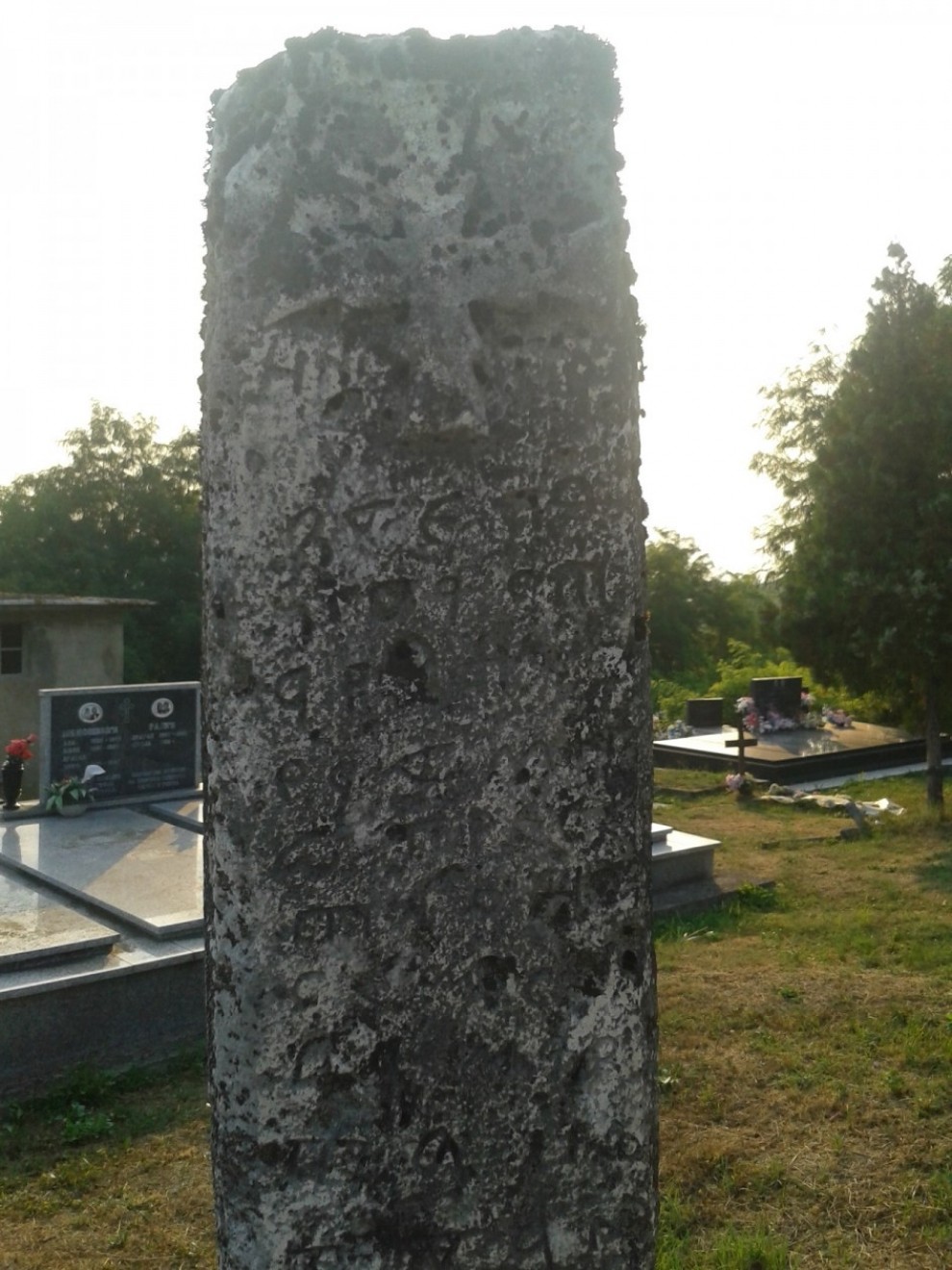 veći stećak s izbočenim križem s raspoznatljivijim natpisom