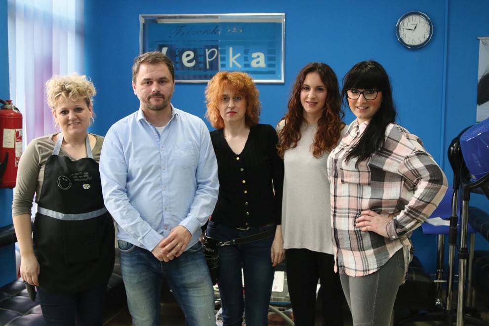 Davor Lepka s djelatnicama u vlastitom frizerskom salonu