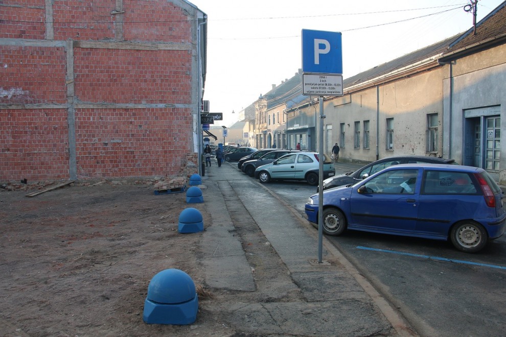 Postavljeni su betonski stupići da zapriječe ulazak vozila na očišćenu parcelu kuće Grgurić