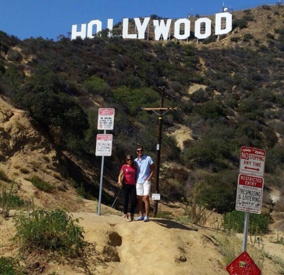 S rođakom Nikšom ispred natpisa Hollywood