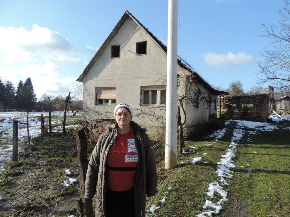 Nedeljka Gašparović-Kačera ispred svoje kuće Donjem Čagliću