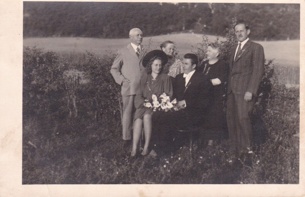 Vjenčanje Vjekoslave Puhmajer i Stjepana Kratofila (svibanj 1946.); stoje: Lujko Šnedorf, Anka Puhmajer rođ. Doppelhammer, Marija Šnedorf i Stjepan Puhmajer