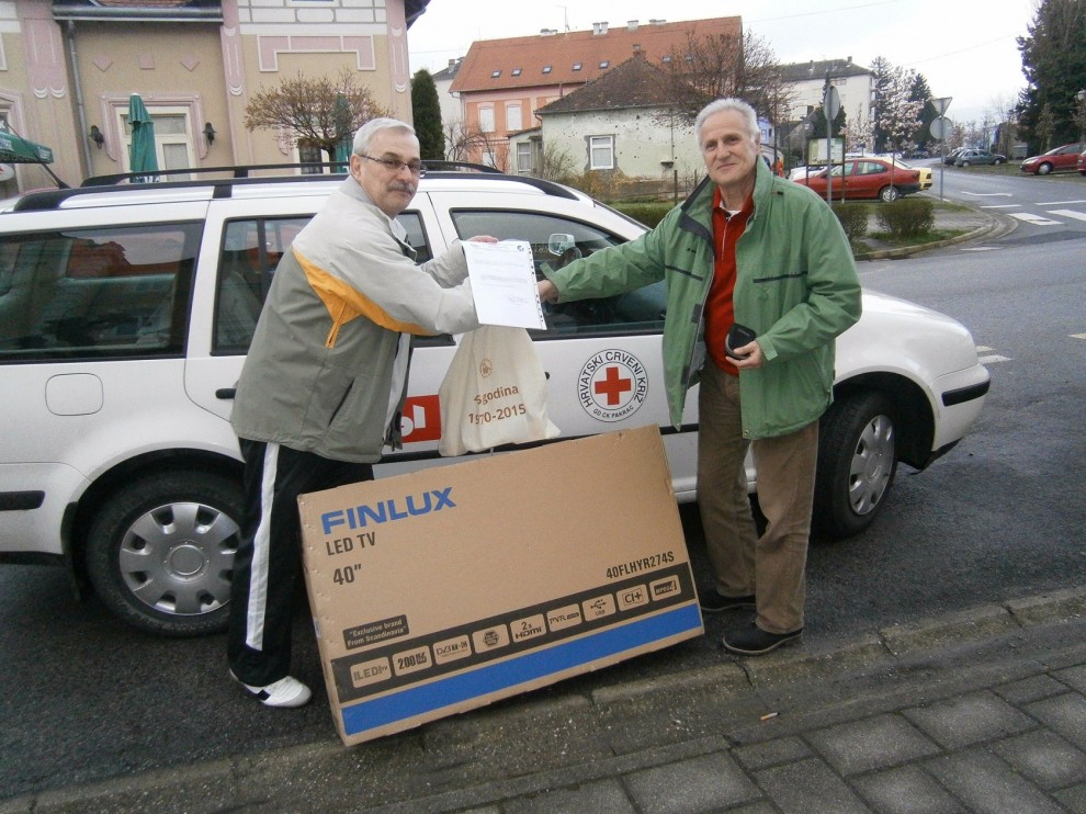 Ivica Azenić (lijevo) predaje televizor Dušku Kličeku 